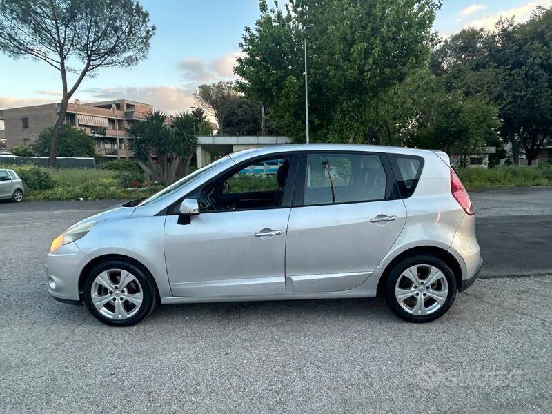 Grigio Usata 2010 Renault Scénic III Monovolume | 3500 € (Buon prezzo) - Immagine 1/4