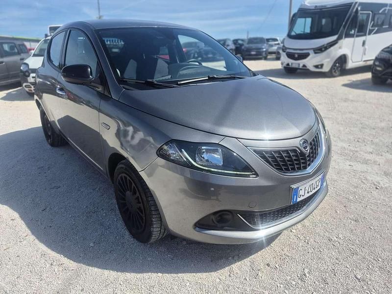 Usata Lancia Ypsilon Silver 69 CV (50 kW) 2022 Argento Utilitaria