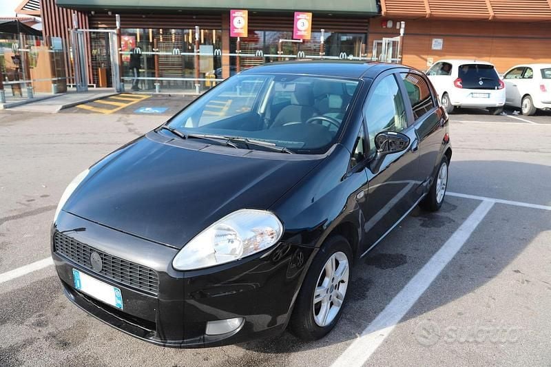 Nero Usata 2007 Fiat Grande Punto Due volumi | 2500 € (Buon prezzo) - Immagine 1/4