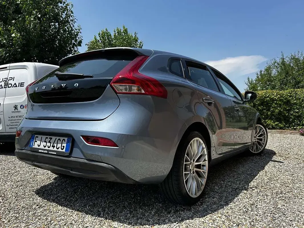 Usata Volvo V40 Momentum 120 CV (88 kW) 2017 Berlina