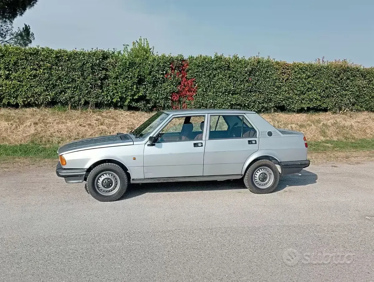 Usata Alfa Romeo Giulietta 109 CV (80 kW) 1980 Grigio Berlina