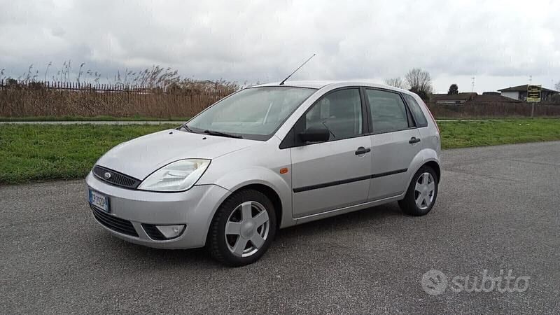 Grigio Usata 2004 Ford Fiesta Due volumi | 1900 € (Buon prezzo) - Immagine 1/4