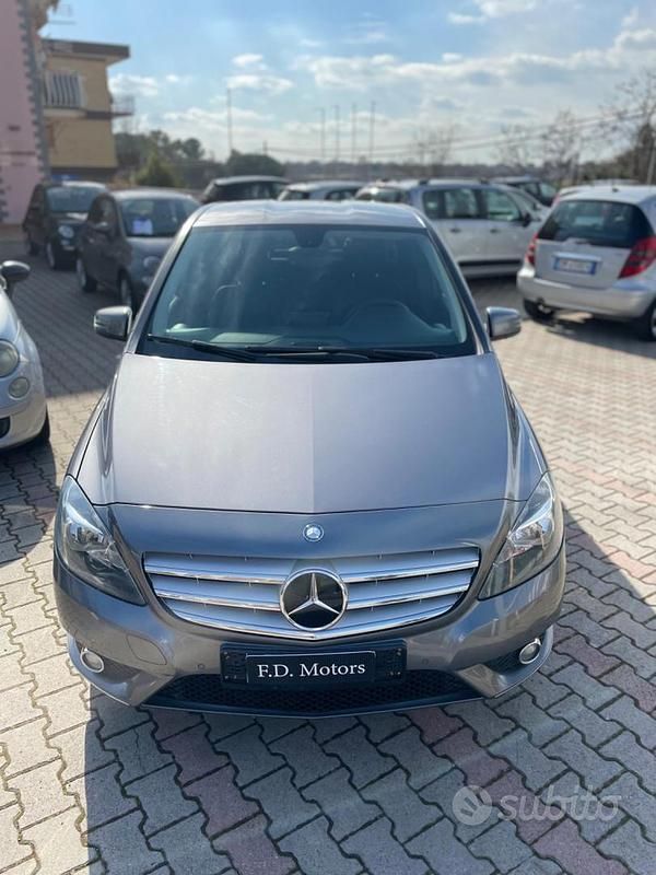 Usata Mercedes B180 Business 108 CV (79 kW) 2015 Grigio Monovolume