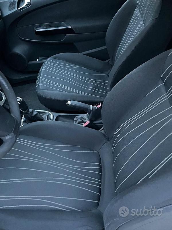 Grigio Usata 2007 Opel Corsa Enjoy Tre volumi | 3900 € (Buon prezzo) - Immagine 1/4