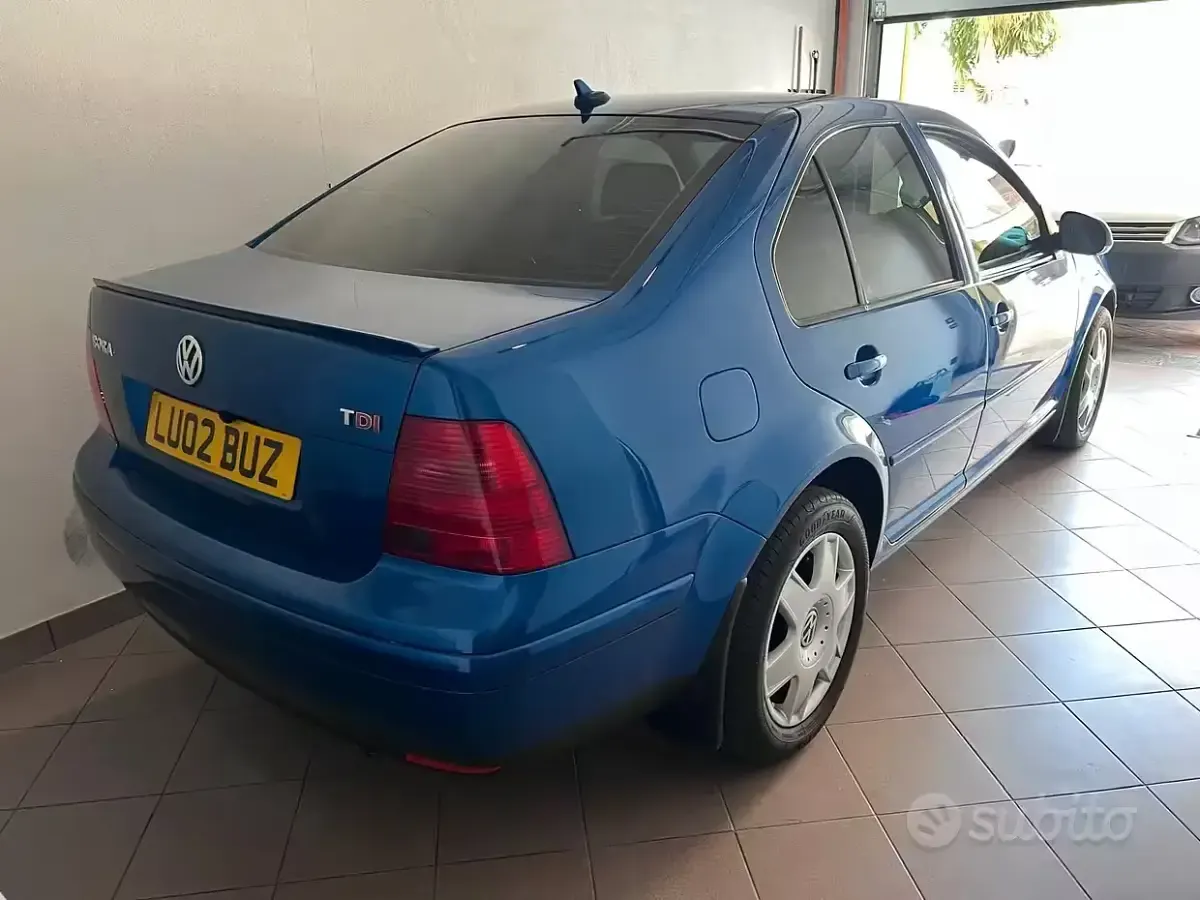Usata VW Bora 130 CV (95 kW) 2002 Blu Berlina