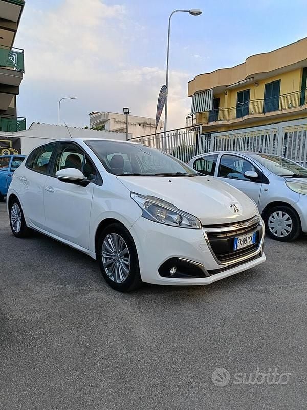 Bianco Usata 2017 Peugeot 208 Allure Due volumi | 7900 € (Buon prezzo) - Immagine 1/4