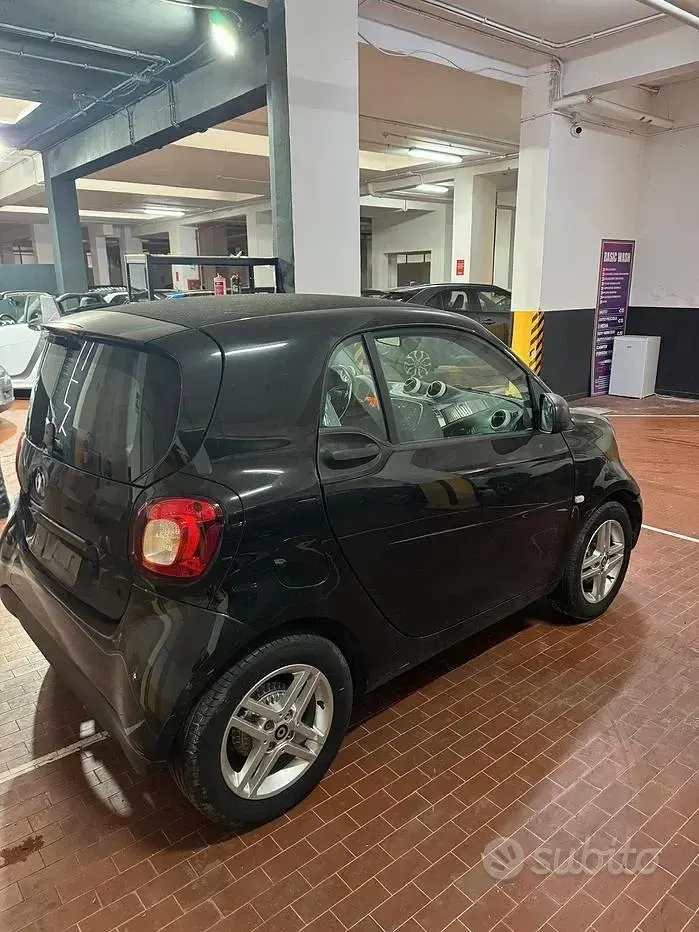 Usata Smart ForTwo Coupé 41 kW (56 CV) 2020 Nero Utilitaria