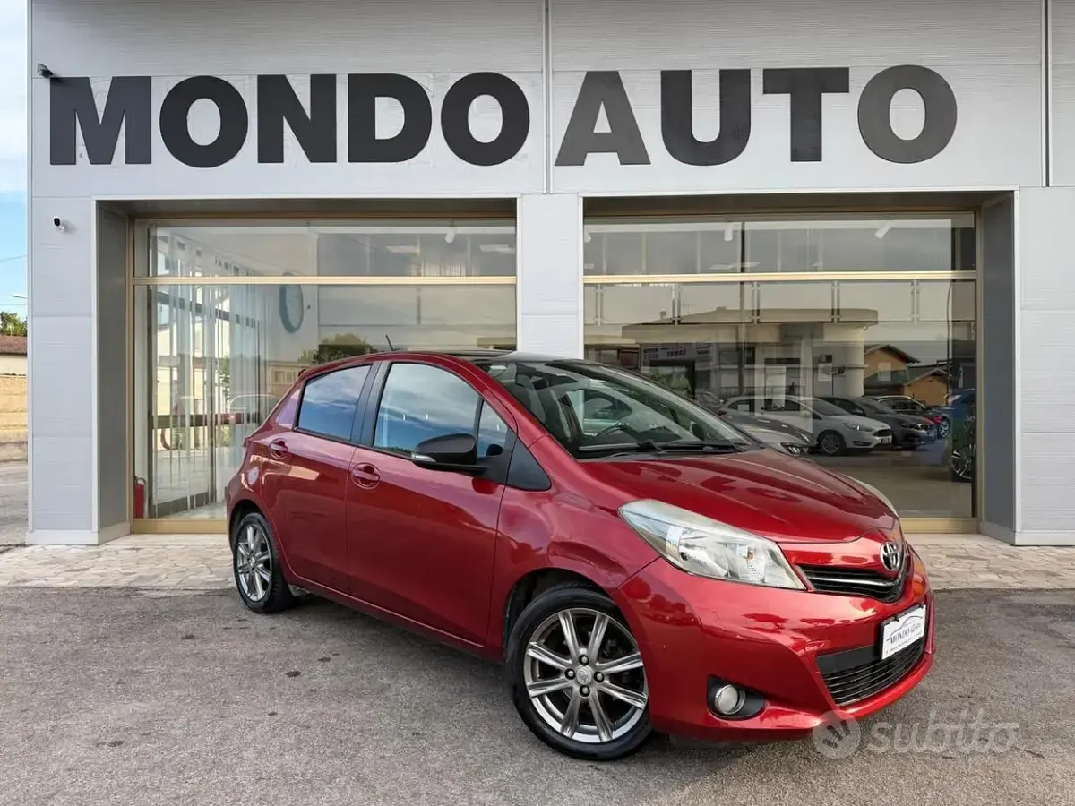 Usata Toyota Yaris Style 99 CV (72 kW) 2013 Rosso Utilitaria