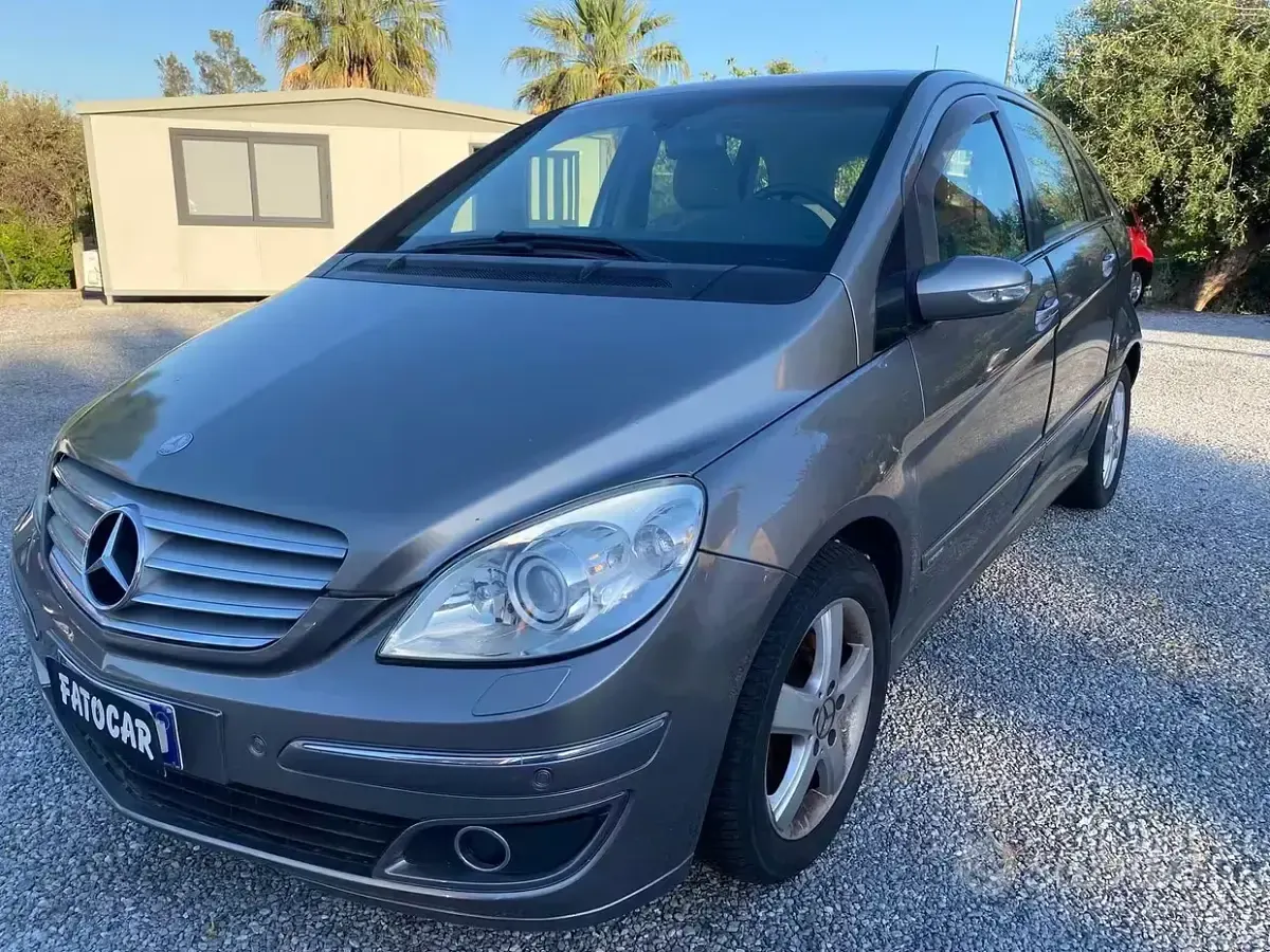 Usata Mercedes B200 140 CV (102 kW) 2007 Grigio Monovolume