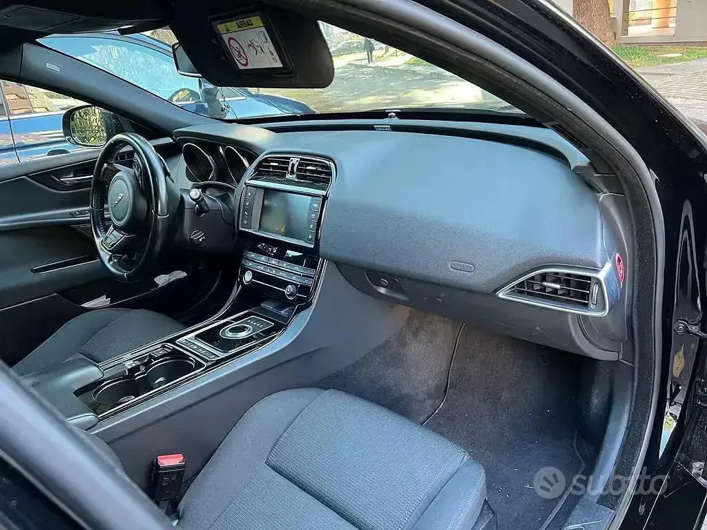 Usata Jaguar XE 180 CV (132 kW) 2017 Nero Berlina