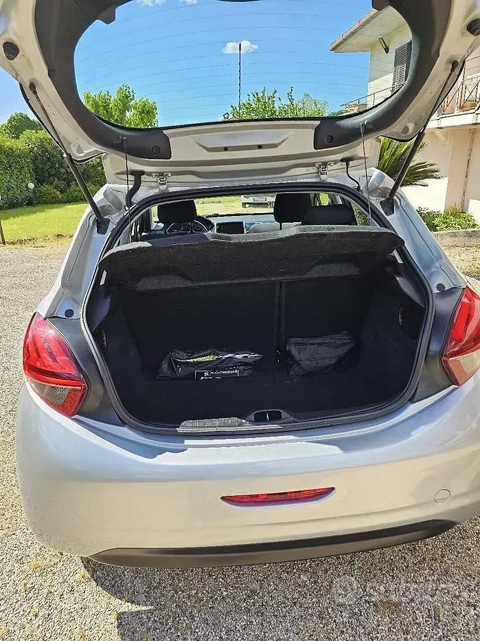 Usata Peugeot 208 Active 82 CV (60 kW) 2017 Grigio Utilitaria