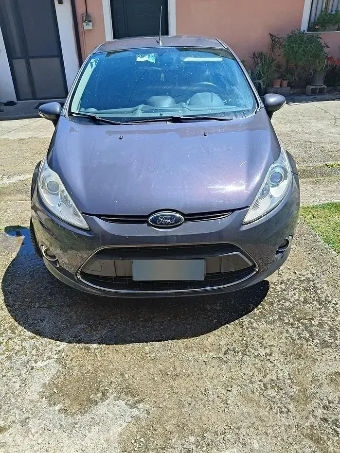 Usata Ford Fiesta Titanium 70 CV (51 kW) 2012 Grigio Utilitaria