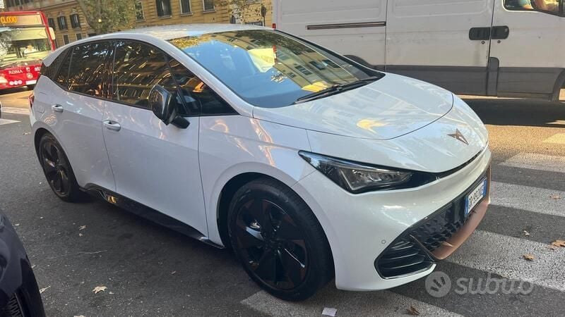Bianco Usata 2023 Cupra Born e-Boost Due volumi | 30.000 € (Molto cara) - Immagine 1/4