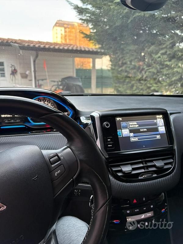 Usata Peugeot 2008 Allure 92 CV (67 kW) 2015 Grigio SUV