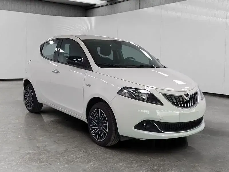 Usata Lancia Ypsilon Gold 70 CV (51 kW) 2023 Bianco Utilitaria