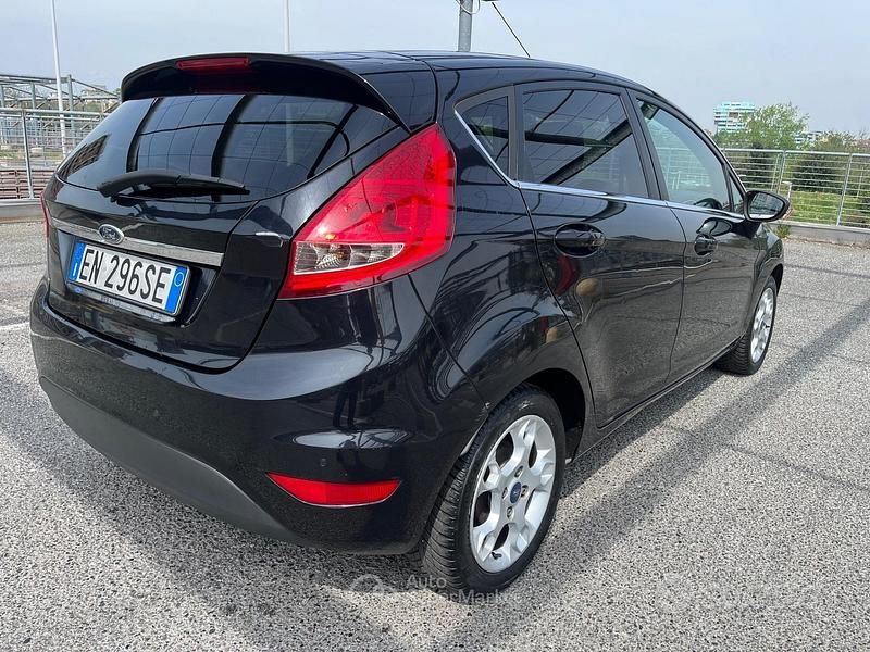 Usata Ford Fiesta Titanium 82 CV (60 kW) 2012 Nero Utilitaria