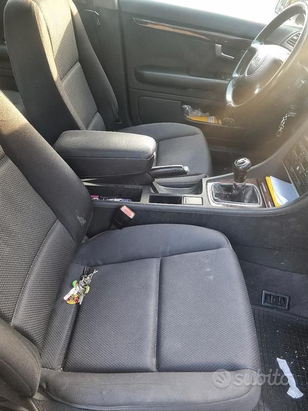Begagnad Audi A4 130 HK (95 kW) 2001 Grå Sedan