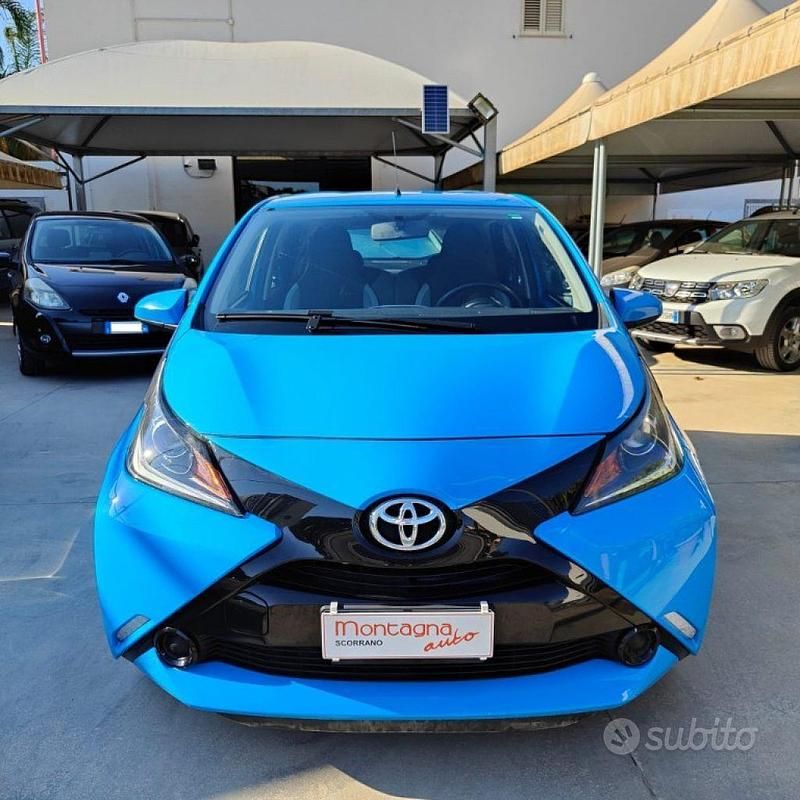 Usata Toyota Aygo Cool 69 CV (50 kW) 2017 Blu Utilitaria