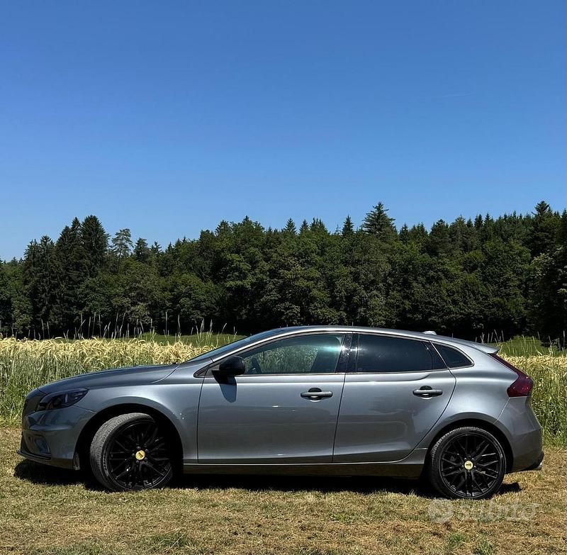 Usata Volvo V40 R-Design 120 CV (88 kW) 2017 Grigio Station wagon