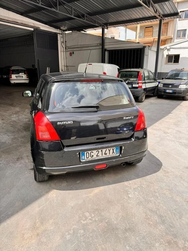 Nero Usata 2007 Suzuki Swift Due volumi | 1500 € (Super prezzo) - Immagine 1/4