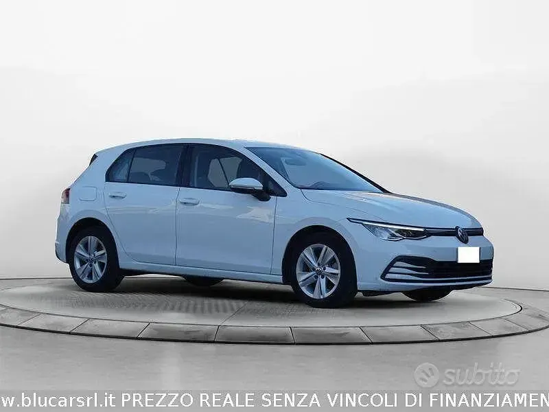 Usata VW Golf VIII Life 110 CV (80 kW) 2022 Bianco Utilitaria
