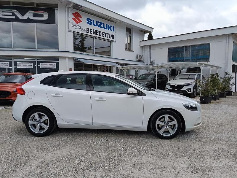 Usata Volvo V40 Momentum 114 CV (83 kW) 2015 Bianco Berlina