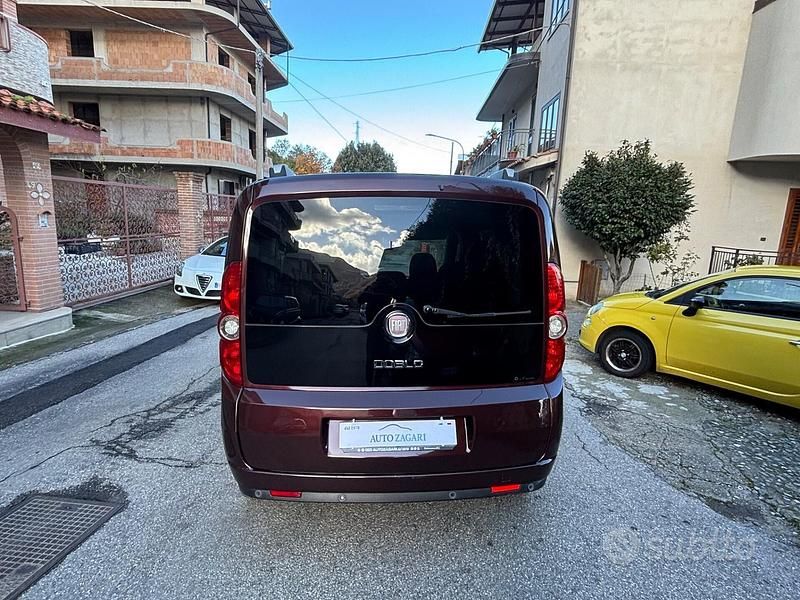 Usata Fiat Doblò Emotion 105 CV (77 kW) 2011 Marrone Monovolume