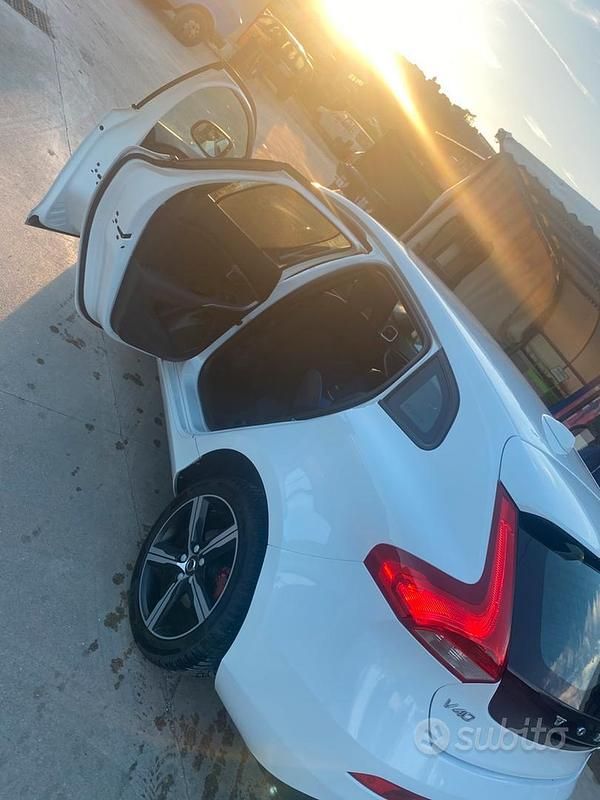 Usata Volvo V40 120 CV (88 kW) 2016 Bianco Station wagon