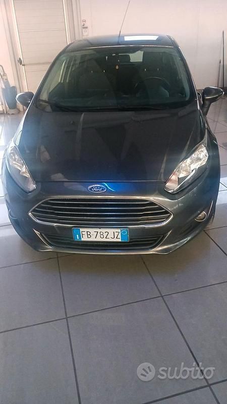 Usata Ford Fiesta 75 CV (55 kW) 2016 Grigio Utilitaria