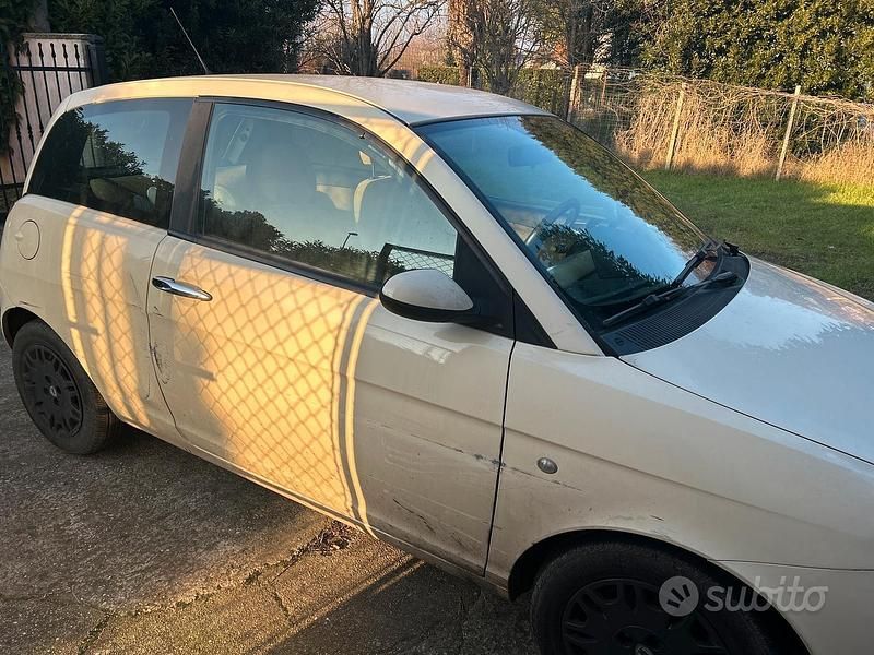 Usata Lancia Ypsilon 60 CV (44 kW) 2004 Giallo Utilitaria
