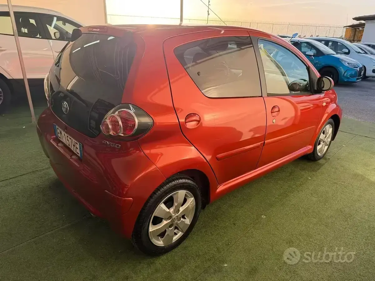 Usata Toyota Aygo 68 CV (50 kW) 2012 Arancione Utilitaria