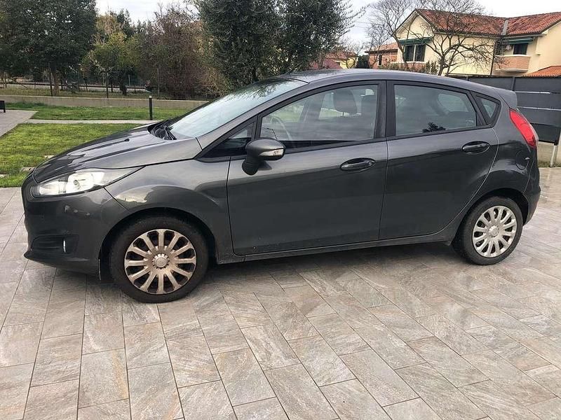 Usata Ford Fiesta Business Edition 97 CV (71 kW) 2015 Grigio Berlina