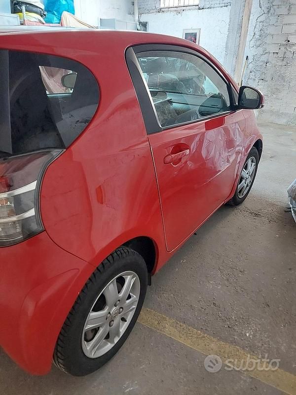 Usata Toyota iQ 98 CV (72 kW) 2010 Rosso Utilitaria