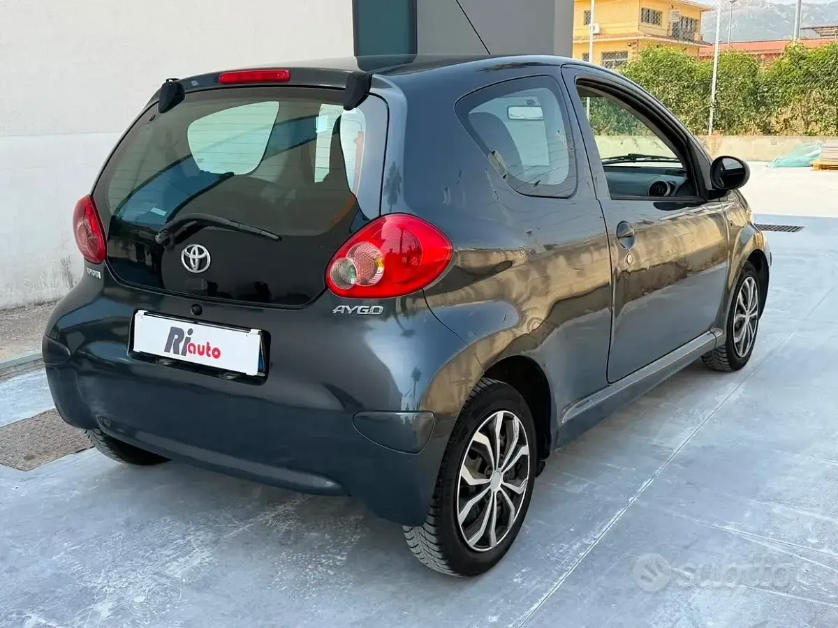 Usata Toyota Aygo 68 CV (50 kW) 2008 Grigio Utilitaria