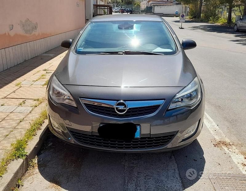 Usata Opel Astra 110 CV (80 kW) 2011 Berlina
