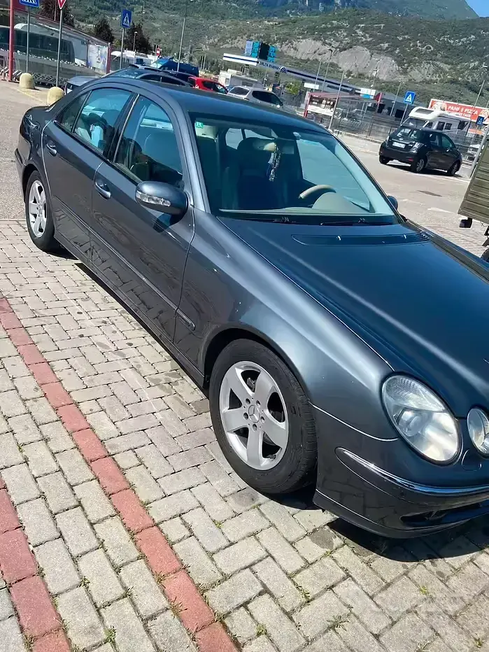Usata Mercedes E280 190 CV (139 kW) 2005 Grigio Berlina