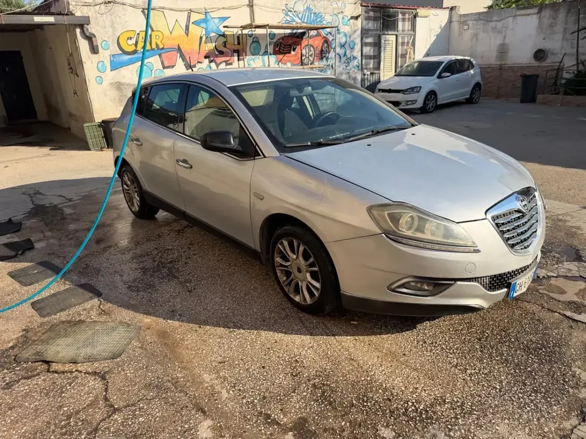 Usata Lancia Delta Gold 105 CV (77 kW) 2013 Argento Utilitaria