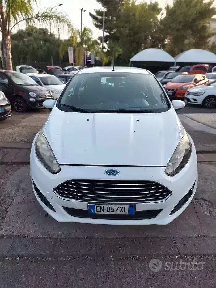 Usata Ford Fiesta 97 CV (71 kW) 2013 Bianco Berlina
