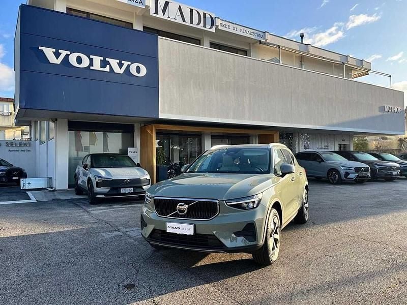 Verde Usata 2024 Volvo XC40 Core SUV | 33.500 € (Buon prezzo) - Immagine 1/4