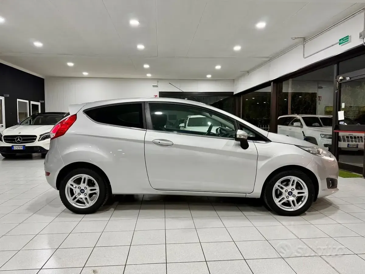 Usata Ford Fiesta Titanium 75 CV (55 kW) 2013 Grigio Berlina