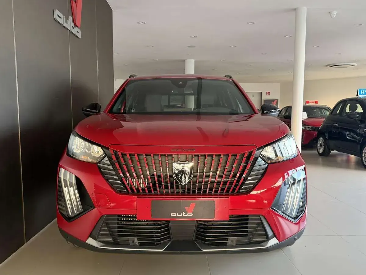 Usata Peugeot 2008 Allure 101 CV (74 kW) 2025 Rosso elixir SUV