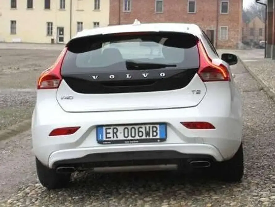 Usata Volvo V40 Momentum 120 CV (88 kW) 2015 Bianco Berlina