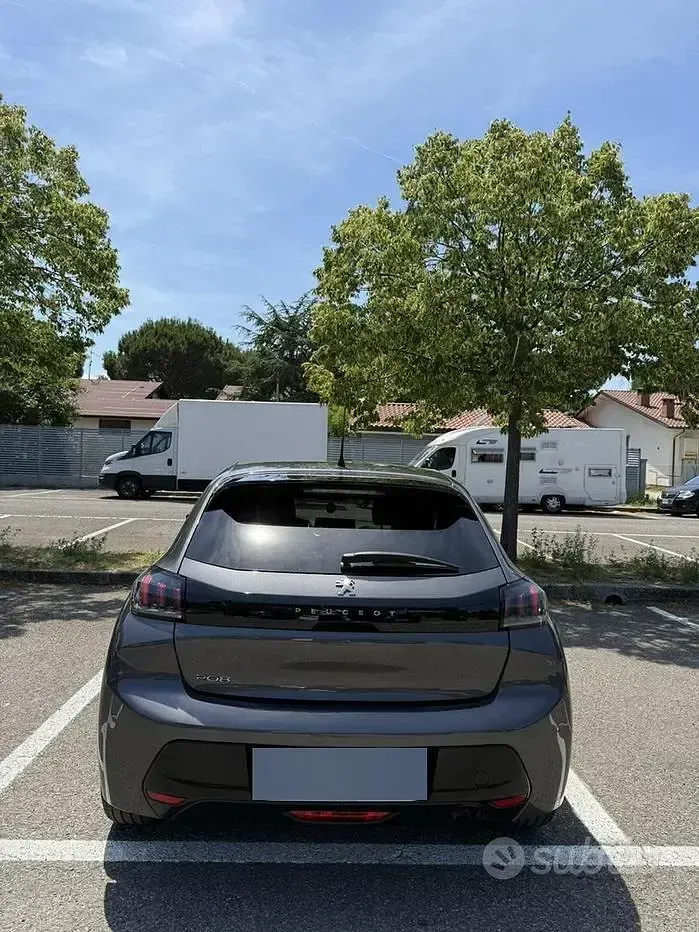 Usata Peugeot 208 Allure 101 CV (74 kW) 2023 Grigio Utilitaria
