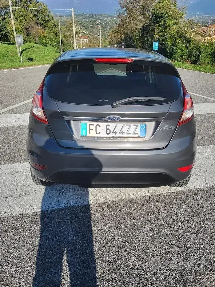 Usata Ford Fiesta 95 CV (69 kW) 2016 Grigio Utilitaria
