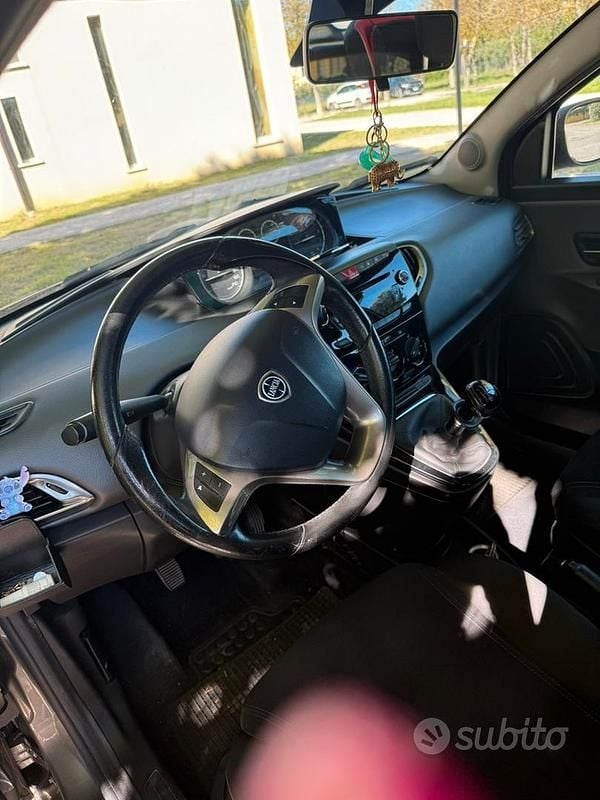 Usata Lancia Ypsilon 80 CV (58 kW) 2015 Grigio Utilitaria