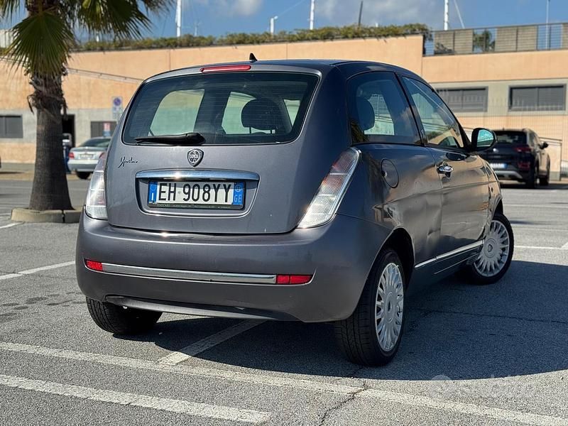 Begagnad Lancia Ypsilon 69 HK (50 kW) 2011 Grå Halvkombi