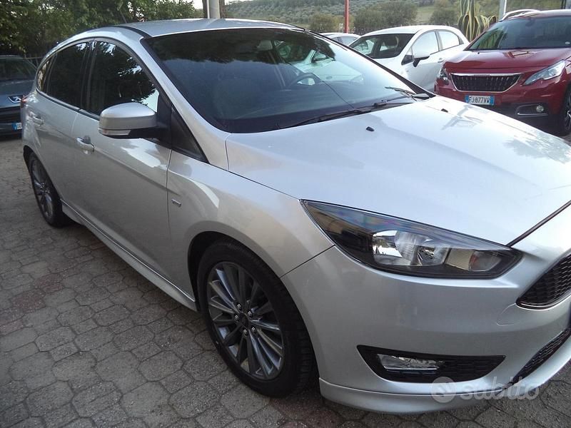 Grigio Usata 2018 Ford Focus ST-Line Berlina | 11.500 € (Cara) - Immagine 1/4