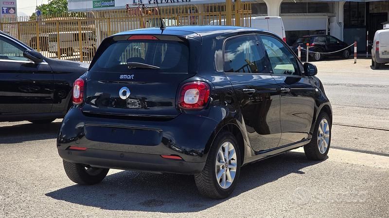 Begagnad Smart ForFour Passion 90 HK (66 kW) 2016 Svart Halvkombi