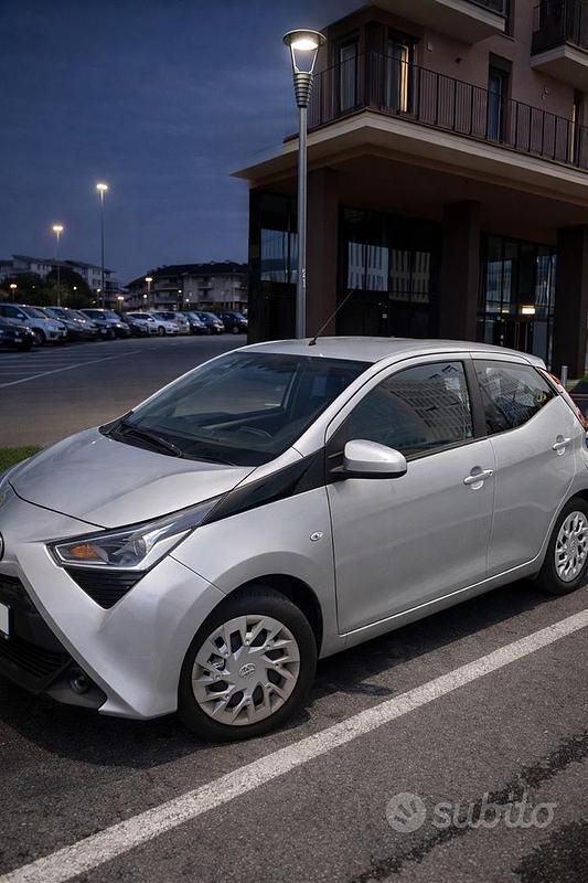 Usata Toyota Aygo Connect Style 72 CV (52 kW) 2020 Grigio Utilitaria
