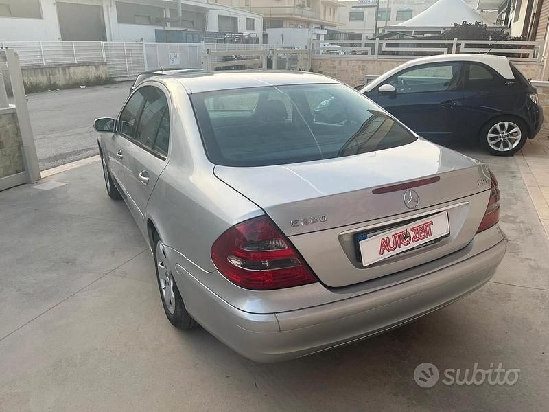 Usata Mercedes E220 Classic 150 CV (110 kW) 2003 Grigio Berlina
